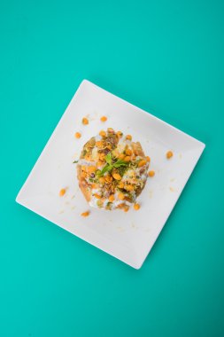 Rajasthani Şahi Raj Kachori, katchori patates ve doldurma Filiz ile doldurulmuş ve lor, Hint turşusu ve sev ile servis