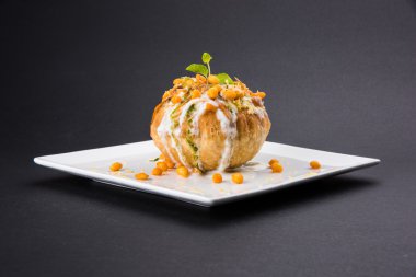 Rajasthani Şahi Raj Kachori, katchori patates ve doldurma Filiz ile doldurulmuş ve lor, Hint turşusu ve sev ile servis