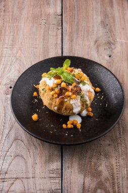 Rajasthani Şahi Raj Kachori, katchori patates ve doldurma Filiz ile doldurulmuş ve lor, Hint turşusu ve sev ile servis