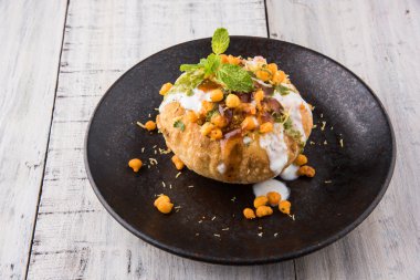Rajasthani Şahi Raj Kachori, katchori patates ve doldurma Filiz ile doldurulmuş ve lor, Hint turşusu ve sev ile servis