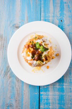 Rajasthani Şahi Raj Kachori, katchori patates ve doldurma Filiz ile doldurulmuş ve lor, Hint turşusu ve sev ile servis