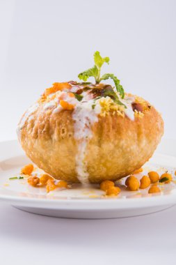 Rajasthani Şahi Raj Kachori, katchori patates ve doldurma Filiz ile doldurulmuş ve lor, Hint turşusu ve sev ile servis