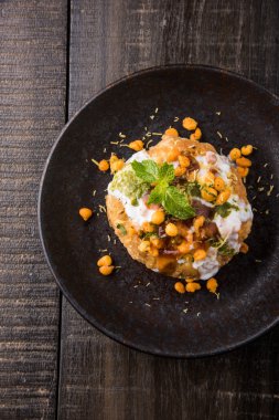 Rajasthani Şahi Raj Kachori, katchori patates ve doldurma Filiz ile doldurulmuş ve lor, Hint turşusu ve sev ile servis