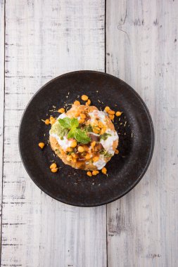 Rajasthani Şahi Raj Kachori, katchori patates ve doldurma Filiz ile doldurulmuş ve lor, Hint turşusu ve sev ile servis