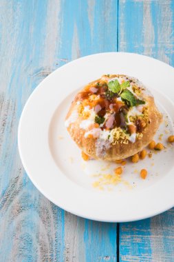 Rajasthani Şahi Raj Kachori, katchori patates ve doldurma Filiz ile doldurulmuş ve lor, Hint turşusu ve sev ile servis