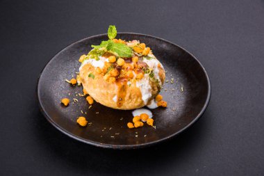 Rajasthani Şahi Raj Kachori, katchori patates ve doldurma Filiz ile doldurulmuş ve lor, Hint turşusu ve sev ile servis