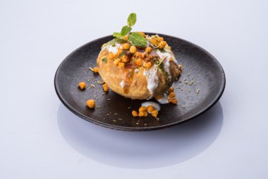Rajasthani Şahi Raj Kachori, katchori patates ve doldurma Filiz ile doldurulmuş ve lor, Hint turşusu ve sev ile servis