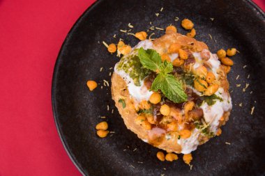 Rajasthani Şahi Raj Kachori, katchori patates ve doldurma Filiz ile doldurulmuş ve lor, Hint turşusu ve sev ile servis