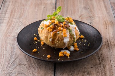 Rajasthani Şahi Raj Kachori, katchori patates ve doldurma Filiz ile doldurulmuş ve lor, Hint turşusu ve sev ile servis