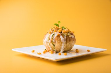 Rajasthani Şahi Raj Kachori, katchori patates ve doldurma Filiz ile doldurulmuş ve lor, Hint turşusu ve sev ile servis