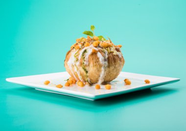 Rajasthani Şahi Raj Kachori, katchori patates ve doldurma Filiz ile doldurulmuş ve lor, Hint turşusu ve sev ile servis
