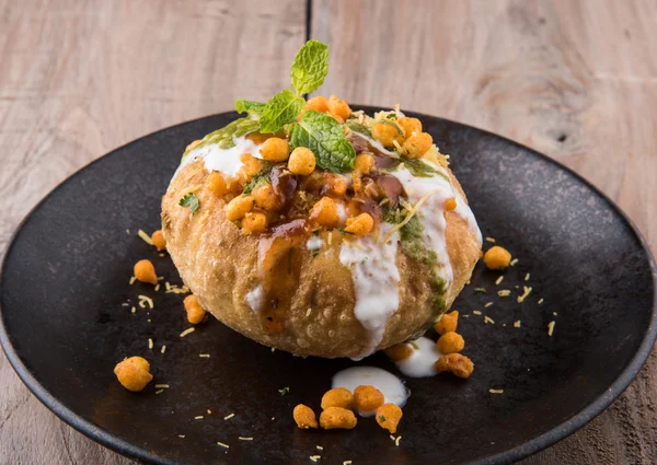 Раджастханська шахи Раджа Kachori, фаршировані katchori з картоплею та паросток заповнення, подається з сир, чатні і sev — стокове фото