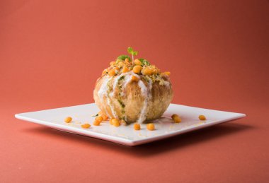 Rajasthani Şahi Raj Kachori, katchori patates ve doldurma Filiz ile doldurulmuş ve lor, Hint turşusu ve sev ile servis