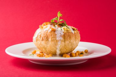 Rajasthani Şahi Raj Kachori, katchori patates ve doldurma Filiz ile doldurulmuş ve lor, Hint turşusu ve sev ile servis