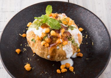 Rajasthani Şahi Raj Kachori, katchori patates ve doldurma Filiz ile doldurulmuş ve lor, Hint turşusu ve sev ile servis