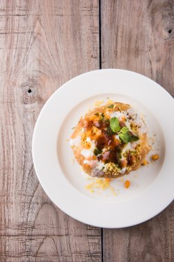 Rajasthani Şahi Raj Kachori, katchori patates ve doldurma Filiz ile doldurulmuş ve lor, Hint turşusu ve sev ile servis