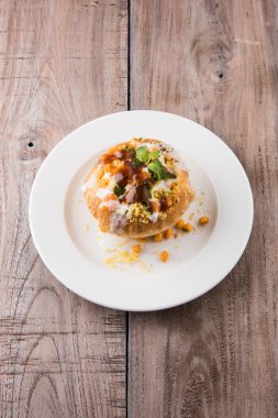 Rajasthani Şahi Raj Kachori, katchori patates ve doldurma Filiz ile doldurulmuş ve lor, Hint turşusu ve sev ile servis