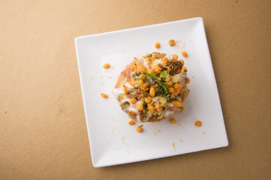 Rajasthani Şahi Raj Kachori, katchori patates ve doldurma Filiz ile doldurulmuş ve lor, Hint turşusu ve sev ile servis