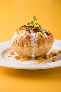 Rajasthani Şahi Raj Kachori, katchori patates ve doldurma Filiz ile doldurulmuş ve lor, Hint turşusu ve sev ile servis