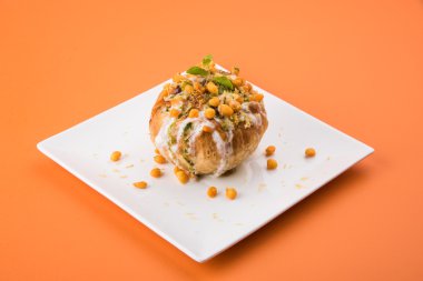 Rajasthani Şahi Raj Kachori, katchori patates ve doldurma Filiz ile doldurulmuş ve lor, Hint turşusu ve sev ile servis