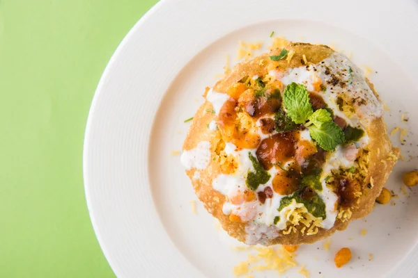 Rajasthani Şahi Raj Kachori, katchori patates ve doldurma Filiz ile doldurulmuş ve lor, Hint turşusu ve sev ile servis