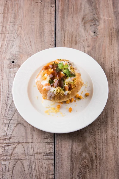 Rajasthani Şahi Raj Kachori, katchori patates ve doldurma Filiz ile doldurulmuş ve lor, Hint turşusu ve sev ile servis