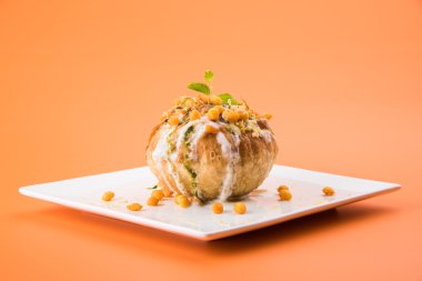 Rajasthani Şahi Raj Kachori, katchori patates ve doldurma Filiz ile doldurulmuş ve lor, Hint turşusu ve sev ile servis