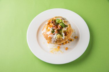 Rajasthani Şahi Raj Kachori, katchori patates ve doldurma Filiz ile doldurulmuş ve lor, Hint turşusu ve sev ile servis