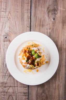 Rajasthani Şahi Raj Kachori, katchori patates ve doldurma Filiz ile doldurulmuş ve lor, Hint turşusu ve sev ile servis