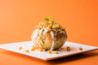 Rajasthani Şahi Raj Kachori, katchori patates ve doldurma Filiz ile doldurulmuş ve lor, Hint turşusu ve sev ile servis