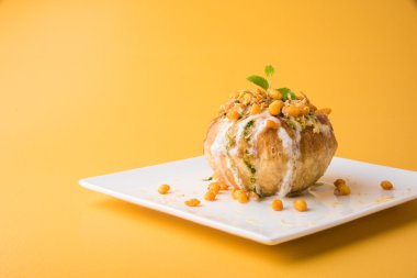 Rajasthani Şahi Raj Kachori, katchori patates ve doldurma Filiz ile doldurulmuş ve lor, Hint turşusu ve sev ile servis