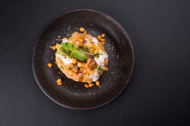 Rajasthani Şahi Raj Kachori, katchori patates ve doldurma Filiz ile doldurulmuş ve lor, Hint turşusu ve sev ile servis