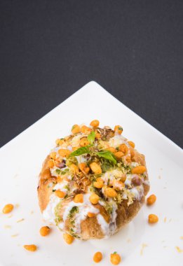 Rajasthani Şahi Raj Kachori, katchori patates ve doldurma Filiz ile doldurulmuş ve lor, Hint turşusu ve sev ile servis