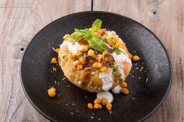 Rajasthani Şahi Raj Kachori, katchori patates ve doldurma Filiz ile doldurulmuş ve lor, Hint turşusu ve sev ile servis