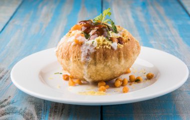 Rajasthani Şahi Raj Kachori, katchori patates ve doldurma Filiz ile doldurulmuş ve lor, Hint turşusu ve sev ile servis
