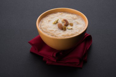 Semiya payasam ya da shewai Khir veya sewai Khir, Hint tatlısı, vermicelli, süt, ghee, şeker ya da jaggery, üzümlü ve fındıklı.