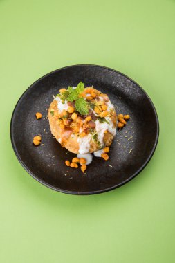 Rajasthani Şahi Raj Kachori, katchori patates ve doldurma Filiz ile doldurulmuş ve lor, Hint turşusu ve sev ile servis