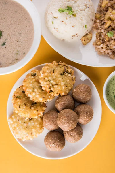 Indische Fastenrezepte, navratri vrat food, mahashivratri food, ekadashi food recipe, upwas food, sabudana khichadi aus eingeweichten sabudana oder sago, erdnuss sweet laddu, sabudana vada, potato sheera — Stockfoto