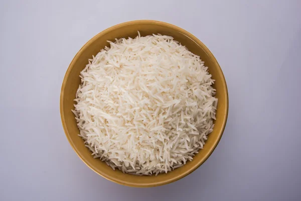 Riz basmati indien, riz basmati pakistanais, riz basmati asiatique, riz basmati cuit, riz blanc cuit, riz ordinaire cuit dans un bol — Photo