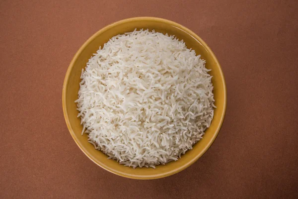 Riz basmati indien, riz basmati pakistanais, riz basmati asiatique, riz basmati cuit, riz blanc cuit, riz ordinaire cuit dans un bol — Photo