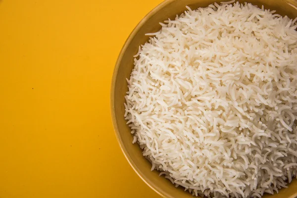 Indiase basmatirijst, Pakistaanse basmatirijst, Aziatische basmatirijst, basmatirijst, gekookte witte rijst, gekookte witte rijst in kom gekookt — Stockfoto