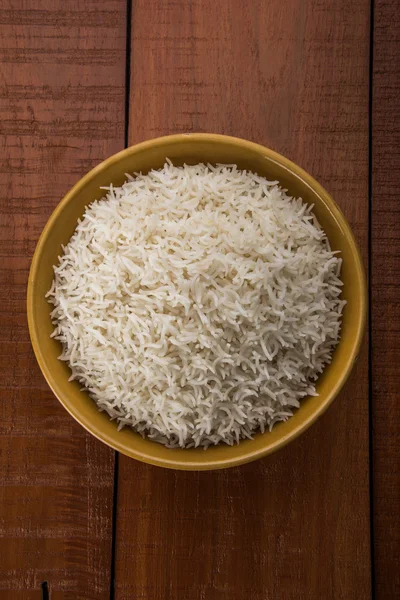 Indisk basmatiris, pakistanska basmatiris, asiatiska basmatiris kokt basmatiris, kokt vitt ris, kokt vanligt ris i skål — Stockfoto