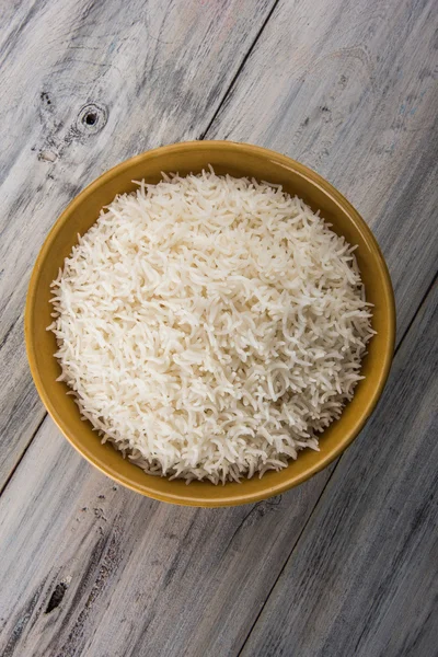 Orez basmati indian, orez basmati pakistani, orez basmati asiatic, orez basmati gatit, orez alb gatit, orez simplu gatit in castron — Fotografie, imagine de stoc