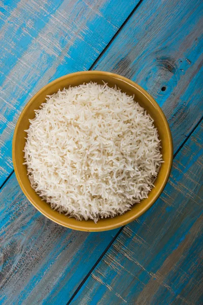 Индийский рис басмати, пакистанский рис басмати, азиатский рис басмати, приготовленный рис басмати, приготовленный белый рис, приготовленный простой рис в миске — стоковое фото