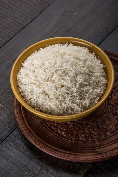 Riz basmati indien, riz basmati pakistanais, riz basmati asiatique, riz basmati cuit, riz blanc cuit, riz ordinaire cuit dans un bol — Photo