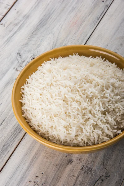 Orez basmati indian, orez basmati pakistani, orez basmati asiatic, orez basmati gatit, orez alb gatit, orez simplu gatit in castron — Fotografie, imagine de stoc