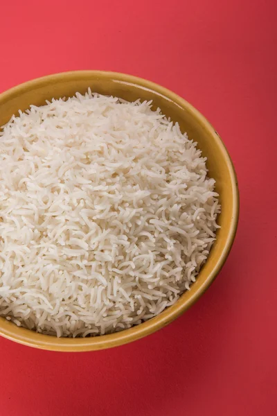 인도 인도 쌀, 파키스탄 인도 쌀, 아시아 인도 쌀, basmati 쌀, 흰 쌀, 일반 쌀 그릇에 요리를 요리 조리 — 스톡 사진