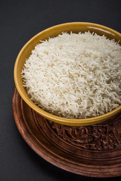 Indisk basmatiris, pakistanska basmatiris, asiatiska basmatiris kokt basmatiris, kokt vitt ris, kokt vanligt ris i skål — Stockfoto