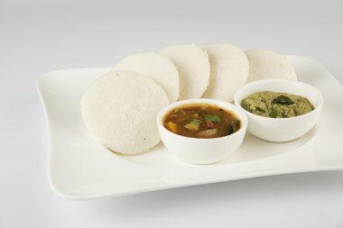 Tembel tembel sambar ile Güney Hint geleneksel bir kahvaltı Iddli olduğunu