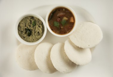 Tembel tembel sambar ile Güney Hint geleneksel bir kahvaltı Iddli olduğunu